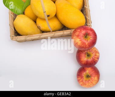 Les pommes en provenance de mangues basket - autre idée Banque D'Images