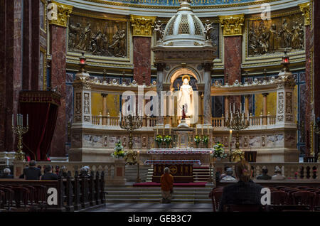 Budapest : Basilique de Saint-Etienne ( le Szent Istvan bazilika ) avec statue de Saint Stéphane dans autel, Hongrie, Budapest, Banque D'Images