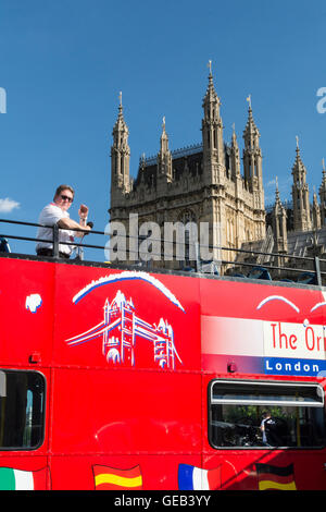 Un tour bus, près du Palais de Westminster et des chambres du Parlement, Londres, Angleterre, Royaume-Uni Banque D'Images