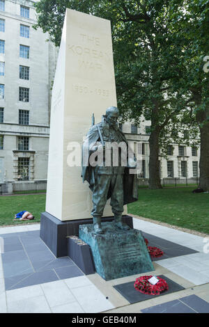 Un monument commémoratif aux soldats britanniques de la guerre de Corée dans les jardins Victoria Embankment, à l'extérieur du ministère de la Défense, Londres, Angleterre, Royaume-Uni Banque D'Images