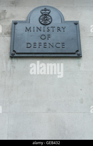 Un Ministère de la Défense à l'extérieur de la plaque du ministère de la Défense bâtiment dans Whitehall, Londres, UK Banque D'Images