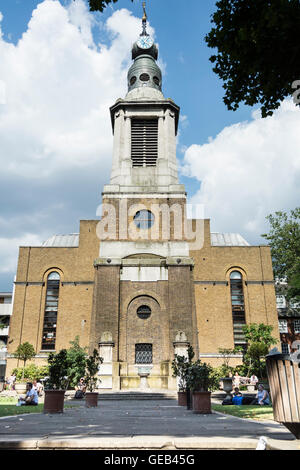 Extérieur de l'église Sainte-Anne et tour sur la rue Wardour à Soho, Londres, Royaume-Uni Banque D'Images
