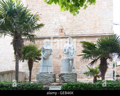 L'homme et de la femme dans la sculpture en pierre travailleurs vignoble Binissalem, Majorque, îles Baléares, Espagne le 19 mai 2016. Banque D'Images