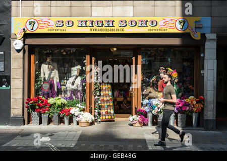 Un homme qui marche le passé si haut Soho Boutique du fleuriste sur Berwick Street dans le West End de Londres, UK Banque D'Images