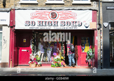 Sur les étals des magasins Berwick Street à Soho dans le West End de Londres, UK Banque D'Images