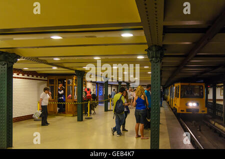 Budapest : Métro ligne 1 station Hösök tere (Place des Héros), Hongrie, Budapest, Banque D'Images