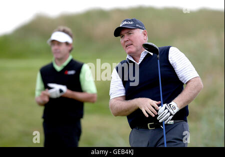 L'Irlande du Nord Rafferty et Ronan (gauche) England's Simon Brown sur le 6ème tee pendant quatre jours du championnat Senior 2016 à Carnoustie Golf Links. Banque D'Images