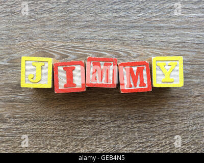 JIMMY nom écrit avec une cale en bois personnages Banque D'Images