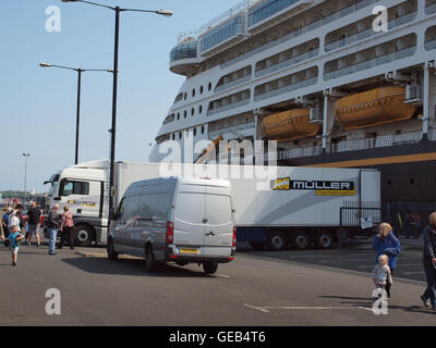 Les 83969 tonnes 'DDisney Cruise Line Disney Magic ' bateau de croisière été ré-alimenté par le fret routier sur la rivière Tyne. Banque D'Images