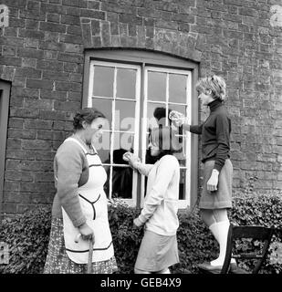 Élèves filles aidant les résidents âgés à Madeley, Shropshire, PHOTO des années 1960 PAR DAVID BAGNALL Banque D'Images