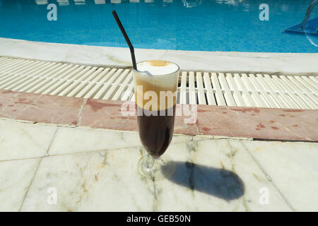 Café glacé freddo cappuccino au bord de la piscine. Banque D'Images