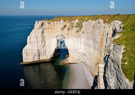 Célèbre arche naturelle d'Etretat en France. Banque D'Images