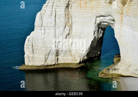 Célèbre arche naturelle d'Etretat en France. Banque D'Images