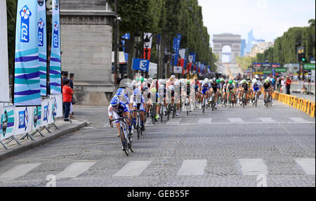 Les Champs-elysées au cours du cycle de coureurs La Course par Le Tour de France à Paris, France. ASSOCIATION DE PRESSE Photo. Photo date : dimanche 24 juillet 2016. Voir PA histoire Tour à vélo. Crédit photo doit se lire : John Walton/PA Wire. RESTRICTIONS : usage éditorial uniquement, pas d'utilisation commerciale sans autorisation préalable, veuillez contacter PA Images pour plus d'info : Tel :  +44 (0) 115 8447447. Banque D'Images