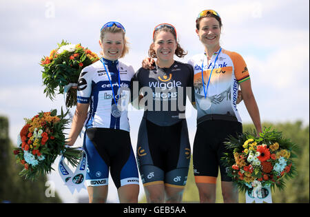 (De gauche à droite) la deuxième place Lotta Lepisto, lauréat Chloe Hosking et troisième place Marianne Vos célébrer après la course par le Tour de France à Paris, France. Banque D'Images