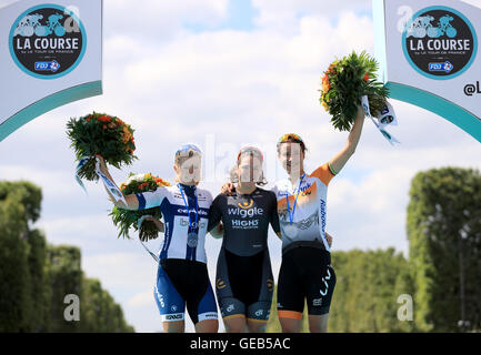 (De gauche à droite) la deuxième place Lotta Lepisto, lauréat Chloe Hosking et troisième place Marianne Vos célébrer après la course par le Tour de France à Paris, France. Banque D'Images