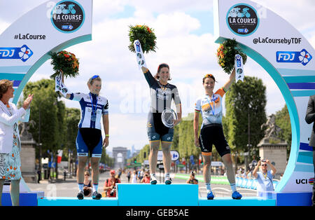 (De gauche à droite) la deuxième place Lotta Lepisto, lauréat Chloe Hosking et troisième place Marianne Vos célébrer sur le podium après la course par le Tour de France à Paris, France. Banque D'Images