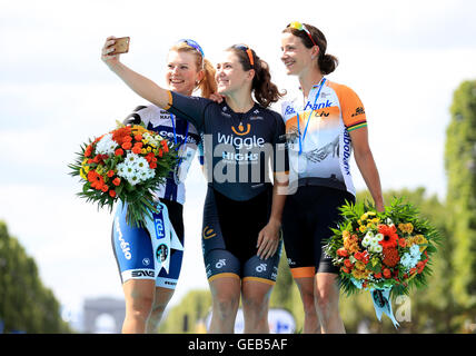 (De gauche à droite) la deuxième place Lotta Lepisto, lauréat Chloe Hosking et la troisième place avec une Marianne Vos célébrer sur le podium selfies après la course par le Tour de France à Paris, France. Banque D'Images