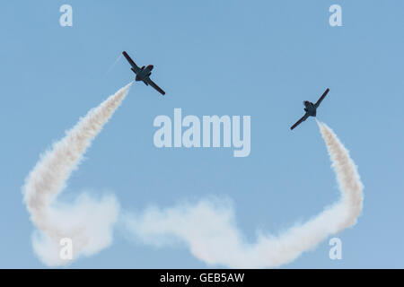 Santiago De La Ribera, en Espagne. 24 juillet, 2016. Deux pilotes de la Patrulla Aguila effectue une paire de passage. La "Patrulla Aguila', Patrouille de l'Aigle, l'équipe de démonstration de voltige de l'Armée de l'air Espagnole, affichant un rendement de l'air à Santiago de la Ribera. © Mario Gonzalez/Pacific Press/Alamy Live News Banque D'Images