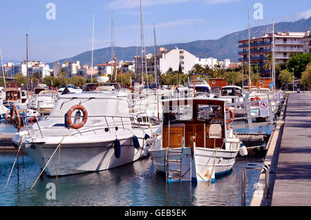 Port de Roses, ou Rosas, située sur la Costa Brava au nord-est de la Catalogne en Espagne Banque D'Images