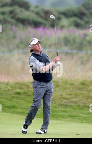 Miguel Angel Jimenez, de l'Espagne, prend sa deuxième photo sur le 3ème trou au cours du quatrième jour du Championnat Senior Open de 2016 à Carnoustie Golf Links. APPUYEZ SUR ASSOCIATION photo. Date de la photo: Dimanche 24 juillet 2016. Voir PA Story GOLF Carnoustie. Le crédit photo devrait se lire comme suit : Jane Barlow/PA Wire. Banque D'Images