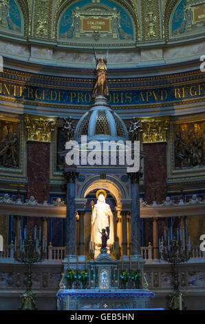 Budapest : Basilique de Saint-Etienne ( le Szent Istvan bazilika ) avec statue de Saint Stéphane dans autel, Hongrie, Budapest, Banque D'Images