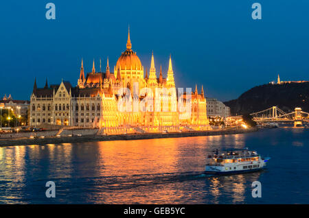 Budapest : le Parlement sur le Danube, le Pont des Chaînes , la colline Gellert, Hongrie, Budapest, Banque D'Images