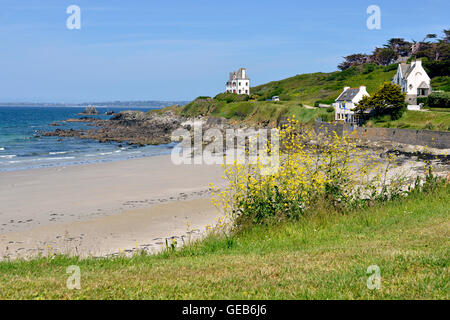 Plage à marée basse à Locquirec, commune française située dans le département de la Bretagne, dans le nord-ouest de la France. Banque D'Images