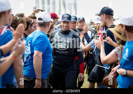 Sir Ben Ainslie et son bar Land Rover avant de l'équipe racing sur le quatrième jour de l'America's Cup World Series événement Portsmouth. Banque D'Images