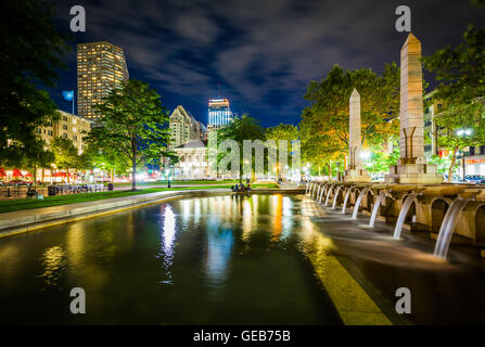 Fontaines et bâtiments à Copley Square de nuit, à Boston, Massachusetts. Banque D'Images