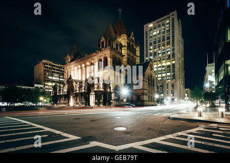 Église de la Trinité et l'intersection de Saint James Avenue et Place de la Trinité, dans Back Bay, Boston, Massachusetts. Banque D'Images