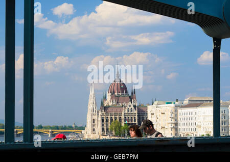 Budapest : Pont des Chaînes Szechenyi Lanchid ( ) sur le Danube et le Parlement européen, de la Hongrie, Budapest, Banque D'Images
