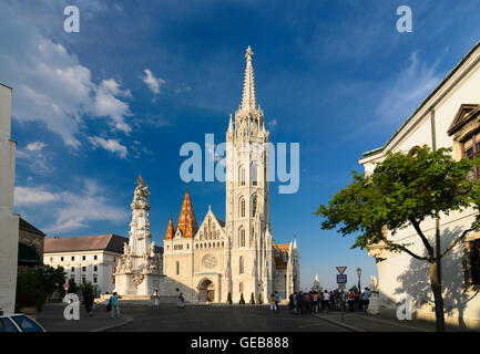 Budapest : Szentharomsag ter ( Sainte Trinité Square ) avec la colonne de la peste, l'hôtel Hilton, l'église Matthias, Hongrie, Budapest, Banque D'Images