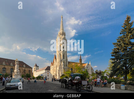 Budapest : Szentharomsag ter ( Sainte Trinité Square ) avec la colonne de la peste, l'hôtel Hilton, l'église Matthias et cab, Hongrie, Budapest Banque D'Images