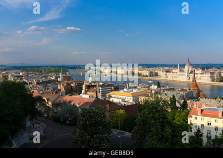 Budapest : La vue de la bastion des pêcheurs sur le Danube, l'île de Margaret et Pont Marguerite et le Parlement européen, la Hongrie, Banque D'Images