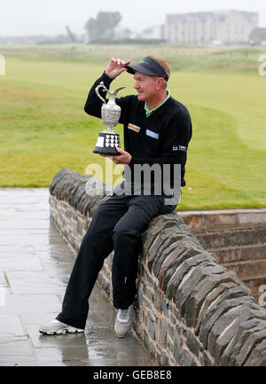 Paul Broadhurst, en Angleterre, célèbre après avoir remporté le championnat Senior Open 2016 de Carnoustie Golf Links. APPUYEZ SUR ASSOCIATION photo. Date de la photo: Dimanche 24 juillet 2016. Voir PA Story GOLF Carnoustie. Le crédit photo devrait se lire comme suit : Jane Barlow/PA Wire. Banque D'Images