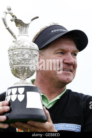 Paul Broadhurst, en Angleterre, célèbre après avoir remporté le championnat Senior Open 2016 de Carnoustie Golf Links. APPUYEZ SUR ASSOCIATION photo. Date de la photo: Dimanche 24 juillet 2016. Voir PA Story GOLF Carnoustie. Le crédit photo devrait se lire comme suit : Jane Barlow/PA Wire. Banque D'Images