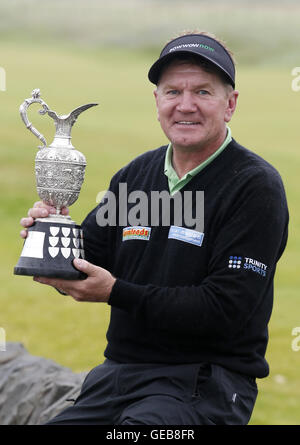 L'Angleterre Paul Broadhurst célèbre après avoir remporté le Championnat senior 2016 à Carnoustie Golf Links. Banque D'Images