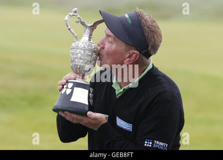 L'Angleterre Paul Broadhurst célèbre après avoir remporté le Championnat senior 2016 à Carnoustie Golf Links. Banque D'Images