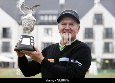 L'Angleterre Paul Broadhurst célèbre après avoir remporté le Championnat senior 2016 à Carnoustie Golf Links. Banque D'Images