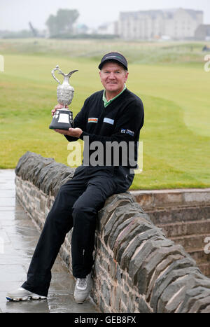 L'Angleterre Paul Broadhurst célèbre après avoir remporté le Championnat senior 2016 à Carnoustie Golf Links. Banque D'Images