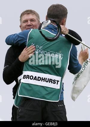 L'Angleterre Paul Broadhurst célèbre après avoir remporté le Championnat senior 2016 avec fils et caddie Sam Broadhurst à Carnoustie Golf Links. ASSOCIATION DE PRESSE Photo. Photo date : dimanche 24 juillet 2016. Voir histoire de PA Carnoustie GOLF. Crédit photo doit se lire : Jane Barlow/PA Wire. RESTRICTIONS : Utiliser l'objet de restrictions. Usage éditorial uniquement. Pas d'utilisation commerciale. Appelez le  +44 (0)1158 447447 pour de plus amples informations. Banque D'Images