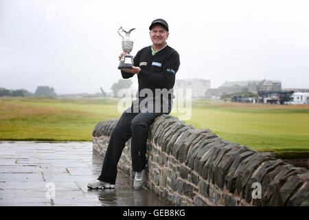 L'Angleterre Paul Broadhurst célèbre après avoir remporté le Championnat senior 2016 à Carnoustie Golf Links. Banque D'Images