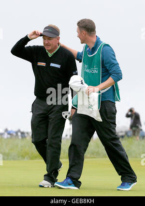 L'Angleterre Paul Broadhurst célèbre après avoir remporté le Championnat senior 2016 avec fils et caddie Sam Broadhurst à Carnoustie Golf Links. Banque D'Images