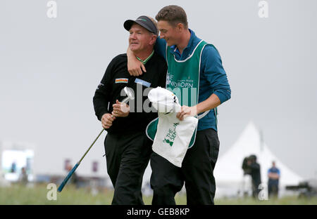 L'Angleterre Paul Broadhurst célèbre après avoir remporté le Championnat senior 2016 avec fils et caddie Sam Broadhurst à Carnoustie Golf Links. Banque D'Images