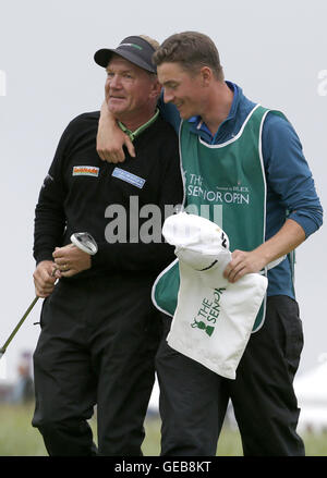 L'Angleterre Paul Broadhurst célèbre après avoir remporté le Championnat senior 2016 avec fils et caddie Sam Broadhurst à Carnoustie Golf Links. Banque D'Images