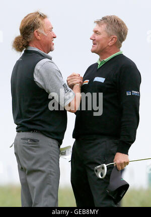 L'Angleterre Paul Broadhurst est félicité par l'Espagne, Miguel Angel Jimenez (gauche) sur la 18e après avoir remporté le Championnat senior 2016 à Carnoustie Golf Links. ASSOCIATION DE PRESSE Photo. Photo date : dimanche 24 juillet 2016. Voir histoire de PA Carnoustie GOLF. Crédit photo doit se lire : Jane Barlow/PA Wire. RESTRICTIONS : Utiliser l'objet de restrictions. Usage éditorial uniquement. Pas d'utilisation commerciale. Appelez le  +44 (0)1158 447447 pour de plus amples informations. Banque D'Images