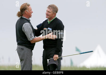 L'Angleterre Paul Broadhurst est félicité par l'Espagne, Miguel Angel Jimenez (gauche) sur la 18e après avoir remporté le Championnat senior 2016 à Carnoustie Golf Links. Banque D'Images