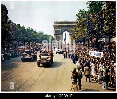 1944 LIBÉRATION DE PARIS vive DE GAULLE image historique de la libération de Paris avec les troupes américaines véhicules militaires et le général Charles de Gaulle dans un défilé de célébration août 1944 Arc de Triomphe Paris France Banque D'Images