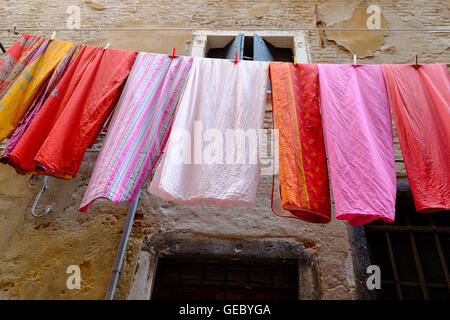 Blanchisserie colorés accrochés sur une corde à linge Venise Italie Banque D'Images